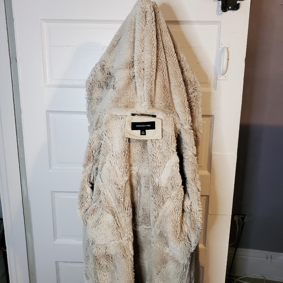 Jones New York Small Suade & Faux Fur Coat. - Picture 11 of 13